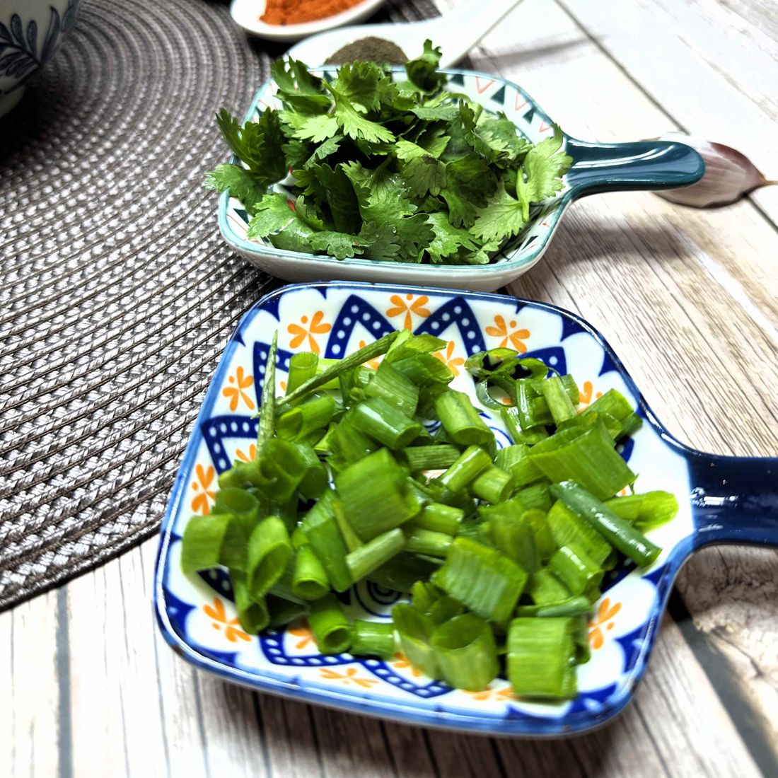 Bancada de cozinha à noite com cheiro-verde e cebolinha